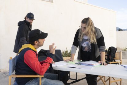 Juan Francisco Viruega, director del filme, charla con Loles Peña, directora de producción, ante la mirada del script Óscar Villarroya.