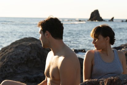 Rafa Jiménez y Aura Garrido, en la localización de Los Escullos.