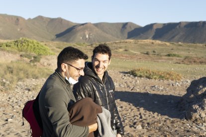 Luis Francisco Pérez, segundo ayudante de dirección, en animada charla con el actor Rafa Jiménez.