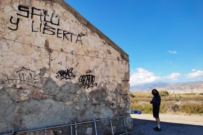 Jesús de Bina (jefe de vestuario), en la localización del cuartel de carabineros (Foto: EMR).