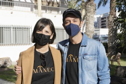 Marta Rodríguez, responsable de prensa y comunicación del filme, con Juan Francisco Viruega, director, guionista y productor ejecutivo de Amanece.