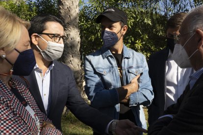 Eloísa Cabrera, Manuel Guzmán y Gabriel Amat charlan ante la mirada de Juan Francisco Viruega.