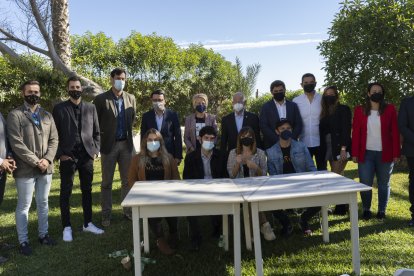 Foto de familia de responsables del filme con patrocinadores públicos y privados, este martes en El Pocico tras la rueda de prensa.