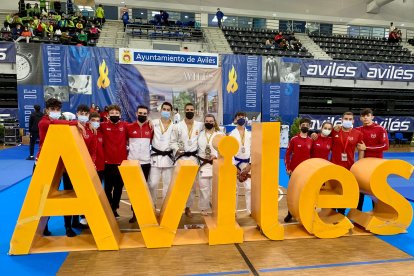 Representantes de la EDM Mytos en Avilés.