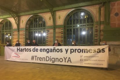 Llegada de la pancarta de la Mesa del Tren.