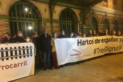 José Carlos Tejada, concejales del PP en la capital y otros almerienses en la concentración.