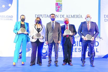Carmen García, Mármoles Sol, María Paz Robina, Michelín España-Portugal, Javier Aureliano García, presidente de la Diputación,  Alfonso Rubí, Focal y Francisco Fernández del Pino, Ingenia Solar Energy.