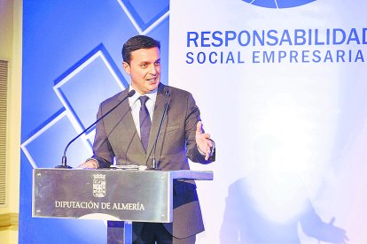 Javier Aureliano García, presidente de la Diputación de Almería, reconociendo a las empresas su labor social.