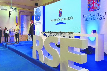 Diego Ferrón, director de Crush Musica, y Miguel Palanca, Fundación Music For All, recibiendo el cheque.