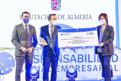 Javier A. García, presidente de la Diputación, Sergio Viñolo, CEO de Luxeapars y responsable de la Asociación A Toda Vela.