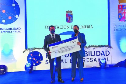 Javier A. García, presidente de la Diputación, y Carmen María García, directora comercial de Mármoles Sol.