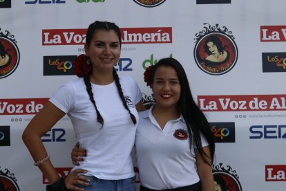 Milena y Rayana camareras de Bella Dorita posando en la feria de San Diego