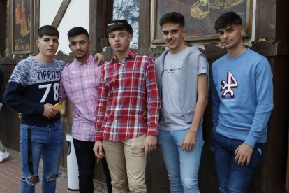 Grupo de amigos disfrutando de las fiestas en Bella Dorita