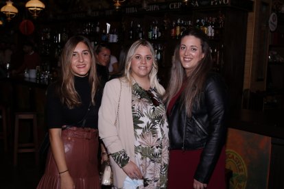 Laura, María y Laura; tres amigas disfrutando de la feria de San Diego