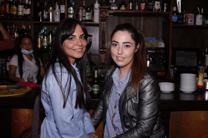 Alicia y Esperanza gozan de los festejos de su pueblo