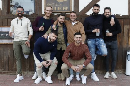 Grupo de amigos gozando los festejos de su patrón
