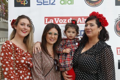 Esther, Pilar y Consuelo disfrutan de los festejos en familia
