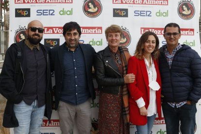 Grupo de amigos disfrutando de los festejos en buena compañía