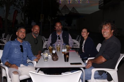 Amigos disfrutando de la noche de Feria