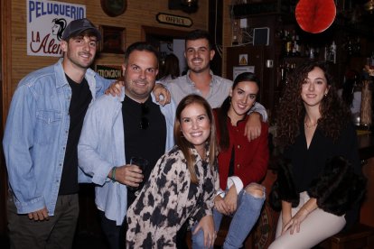 Araceli Parra disfruta con sus amigos en las fiestas de su pueblo