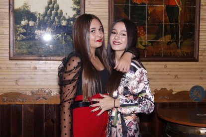 Alicia y Claudia en Bella Dorita amenizando los festejos