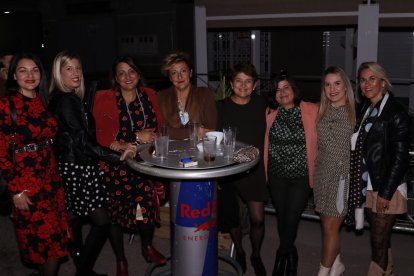 Grupo de amigos disfrutando de la primera jornada de feria