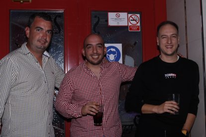 Tres amigos disfrutando en las fiestas de su pueblo