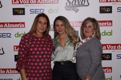 Gabriela, Mª del Mar y Carmen posando en la feria