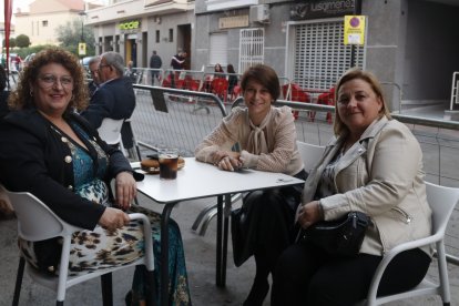 Cati, Juani y Antonia; tres amigas en las fiestas de su municipio