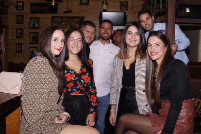 Grupo de amigos disfrutando de las fiestas de su localidad