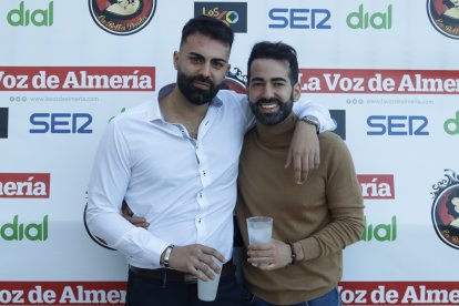 Jose y Andrés comparten bebidas para celebrar la feria de \'San Diego\'