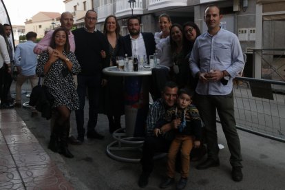 Grupo de amigos disfrutando y compartiendo bebidas en pub Saxo, por la celebración de la feria de su localidad
