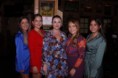 Laura, Ana, Ana Trini, María Mulero y Maria Campoy; un grupo de amigas compartiendo buenos momentos en las fiestas de su municipio