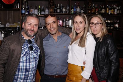 Un grupo de amigos disfrutando de los festejos en Cuevas del Almanzora