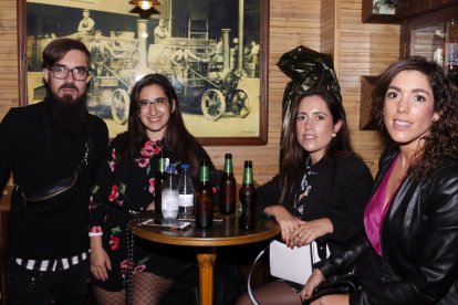 Carlos, Pili, Natalia y Cristina amenizando la jornada de feria de San Diego en pun Bella Dorita
