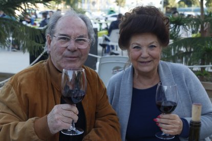Diego y Helena, la pareja comparten comida y bebida por la celebración de la feria en Cuevas del Almanzora