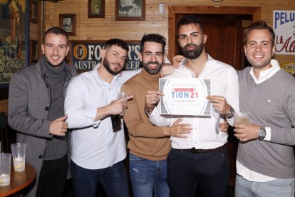 Los ganadores posando con el bono de Técnica Baria