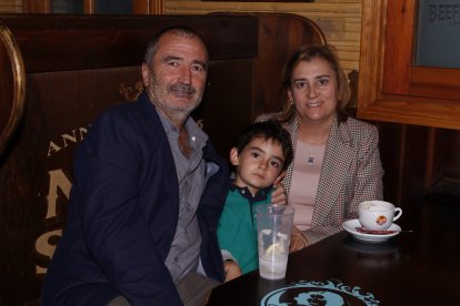 Encarna junto a su marido Manolo y su hijo Dani disfrutando de las fiestas de su localidad