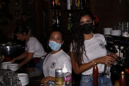 Las camareras de Bella Dorita, trabajando para los cuevanos en la feria de San diego 2021