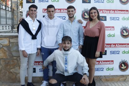 Irena junto a sus amigos: Curro, Pedro, Juan Ángel, Juan Rodrigo celebrando \'San Diego\'