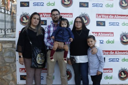 Familia de cuevanos posan para La Voz de Almería en las fiestas del patrón de su localidad