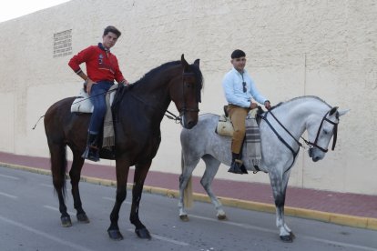 Sergio Navarro y Juan José Martínez, jóvenes caballistas en la puerta del pub Bella Dorita disfrutando de las fiestas