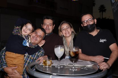 Grupo de amigos compartiendo bebidas en pub Saxo, por las fiestas de Cuevas del Almanzora