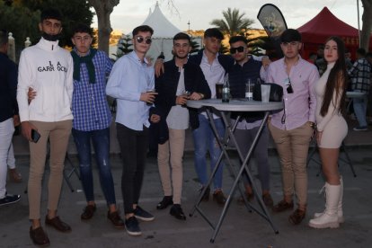 Grupo de jóvenes amigos en la feria de su municipio