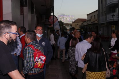 Ambiente en el pub Saxo de Cuevas del Almanzora durante los festejos este sábado