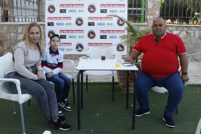 Isa, Joaquín y el pequeño Antonio, una familia encantadora posan para la Voz de Almería Levante