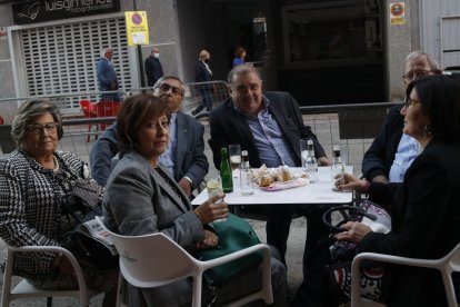 Un grupo de cuevanos amenizan las fiestas con unos buenos pasteles y bebidas