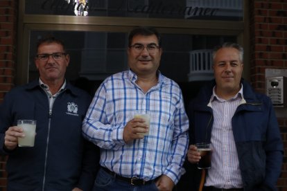 Fran, Juan y Pedro tomando unas bebidas por la feria de San Diego