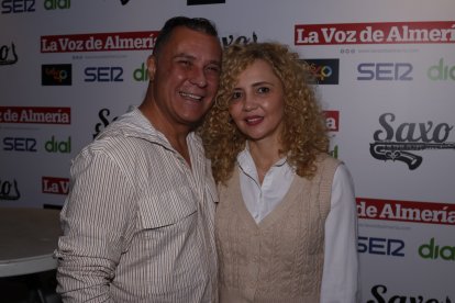 Enrique y Ana, pareja posa para la Voz de Almería por los festejos de su municipio