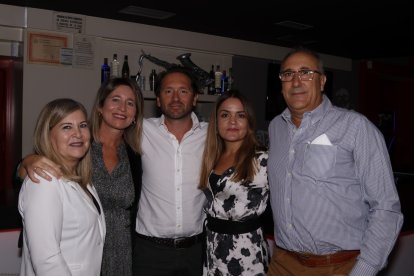 Grupo de amigos en pub Saxo disfrutando de la feria de \'San Diego\'